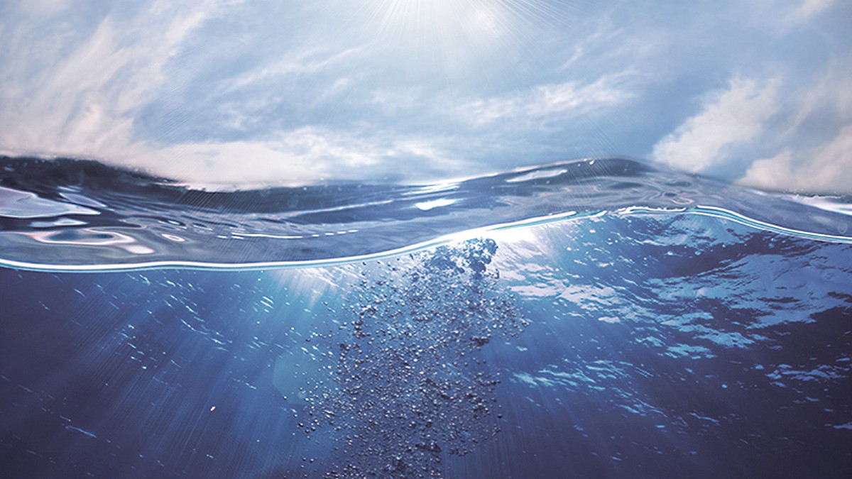 Bild zeigt tiefes blaues Wasser. Bild zeigt tiefes blaues Wasser.