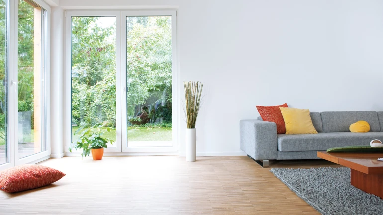 Wohnzimmer mit Parkettfußboden in einer Wohnung