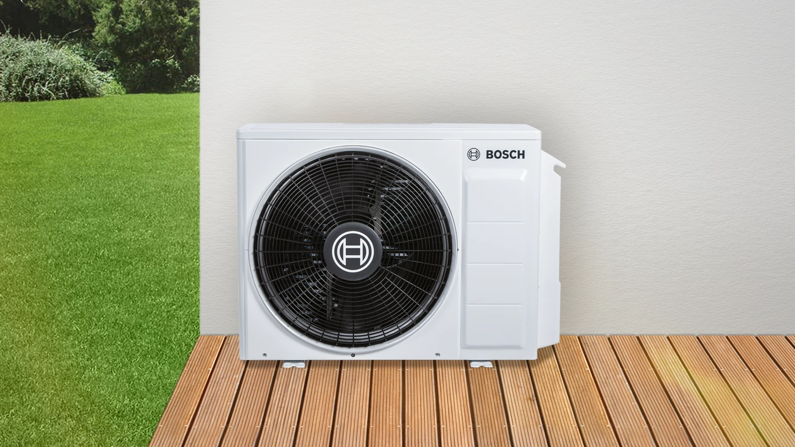 Außengerät der Bosch Klimaanlage Climate Class 8000i steht auf einer Holzterrasse – ein Gerät mit hohem COP-Wert für effizientes Heizen und Kühlen.