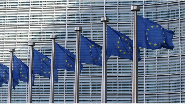 Fahnen vor der Europäischer Kommission