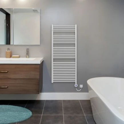 Elektrischer Röhrenheizkörper im Badezimmer montiert