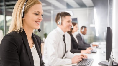 Kundenservice Mitarbeitende von Bosch am Telefon Kundenservice Mitarbeitende von Bosch am Telefon
