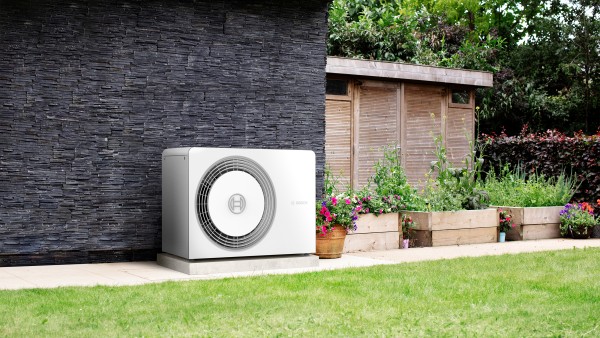 Bosch Compress 5800i AW placeret op ad husmuren