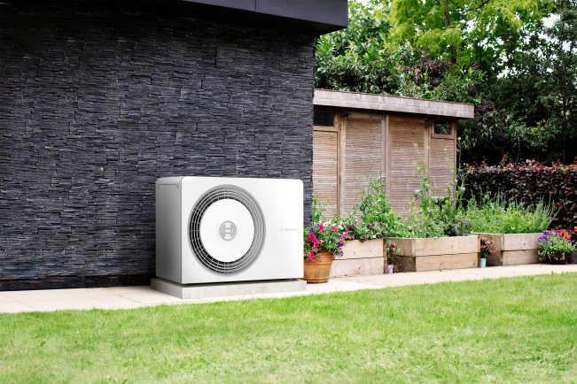 Bosch Compress 5800i AW placeret op ad husmuren