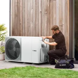 Installatør installerer varmepumpe