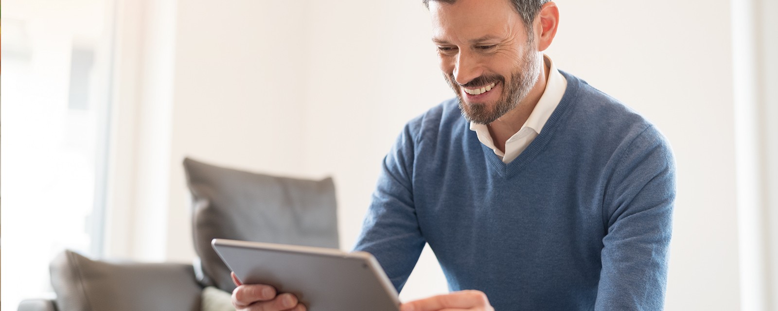 Smartgrid-visning i HomeCom Easy-appen med varmepumpe i baggrunden Smartgrid-visning i HomeCom Easy-appen med varmepumpe i baggrunden