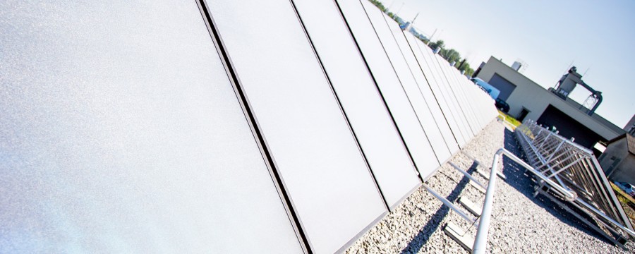 Los colectores solares se instalan en un tejado plano. Los colectores solares se instalan en un tejado plano.