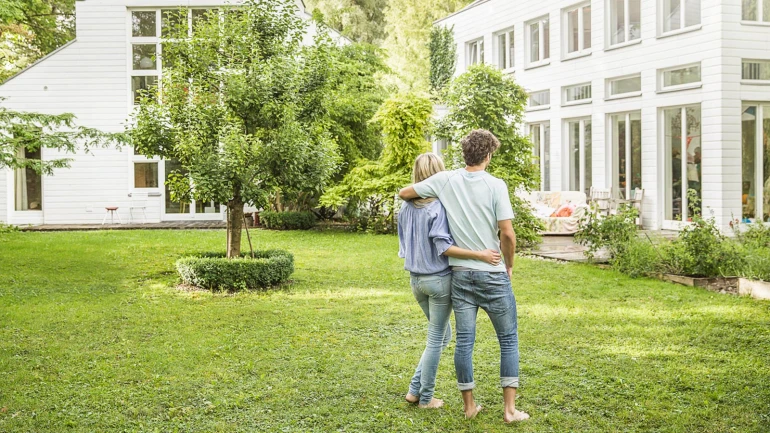 Pareja disfrutando del jardín y el confort de su hogar.