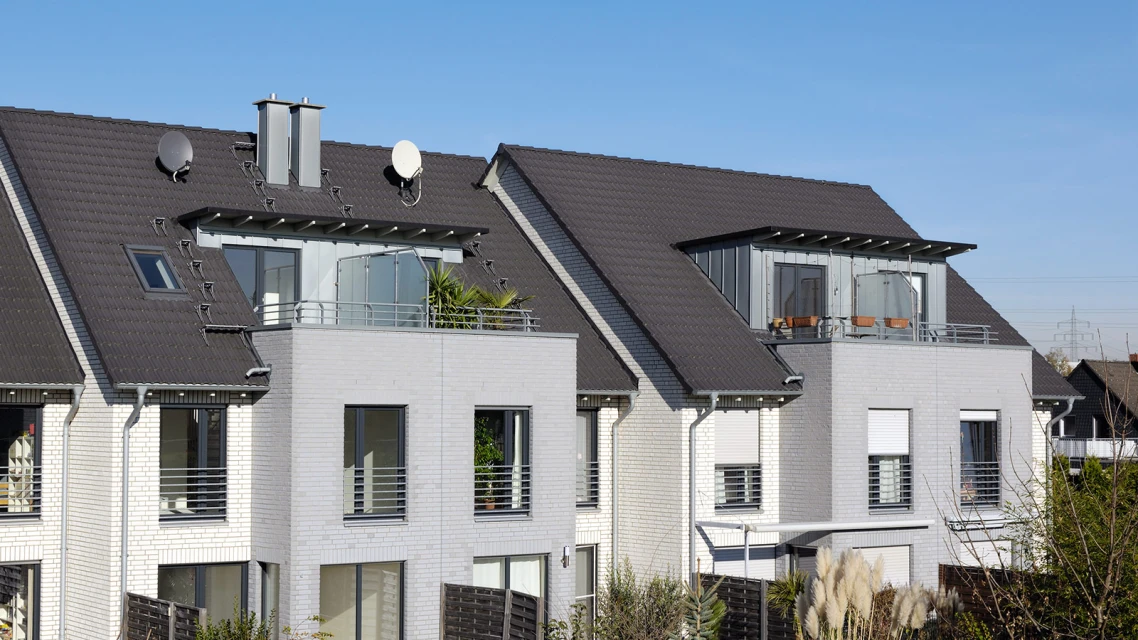 Hombre sentado en una silla