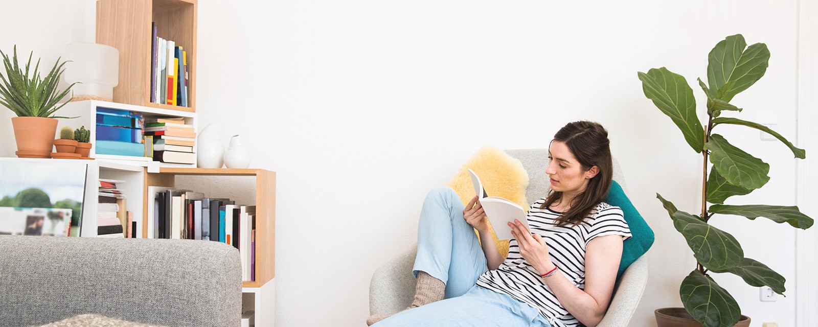 Mujer leyendo un libro en una silla