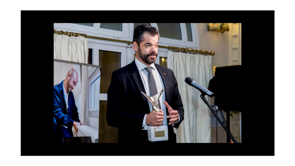 Vicente Gallardo recibe el premio Manuel Laguna de CONAIF 2022