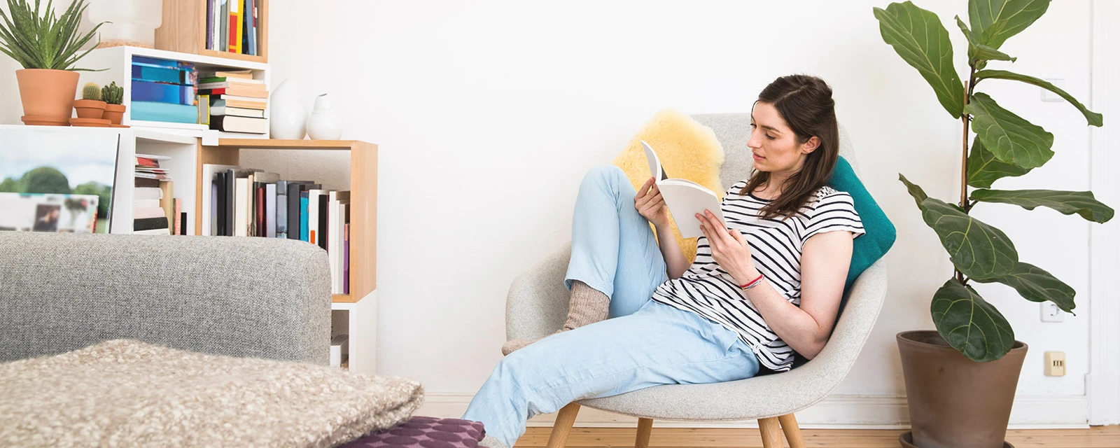 Mujer leyendo un libro en una silla