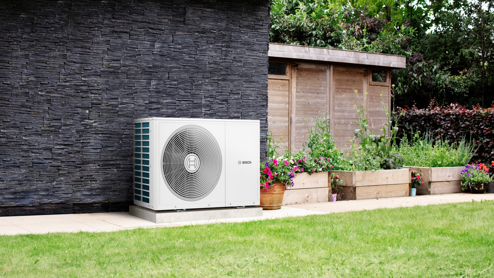 Compress_3800i_ODU_Small_Chassis_on_concrete_plate_in_garden