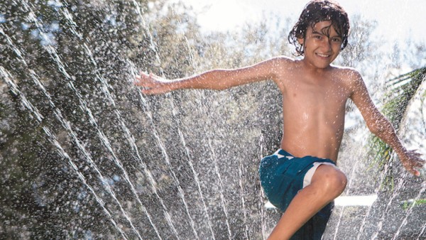 Enfant qui joue avec l'eau
