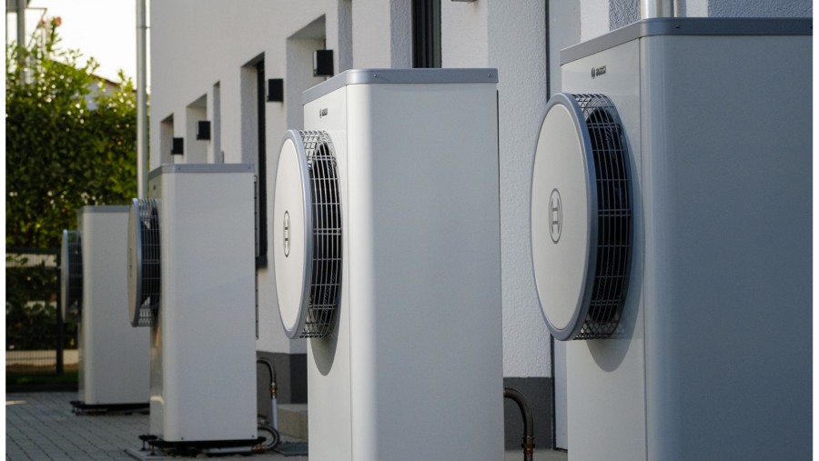 La pompe à chaleur air/eau Compress 7400i AW est installée neuf fois dans des maisons en rangée. La pompe à chaleur air/eau Compress 7400i AW est installée neuf fois dans des maisons en rangée.
