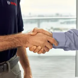 Deux personnes se serrant la main.