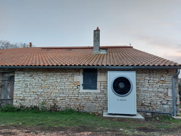 Installation d’un système hybride (Compress 6000 hybride AW avec une chaudière fioul Olio Condens 7000 F) dans une bâtisse (79)