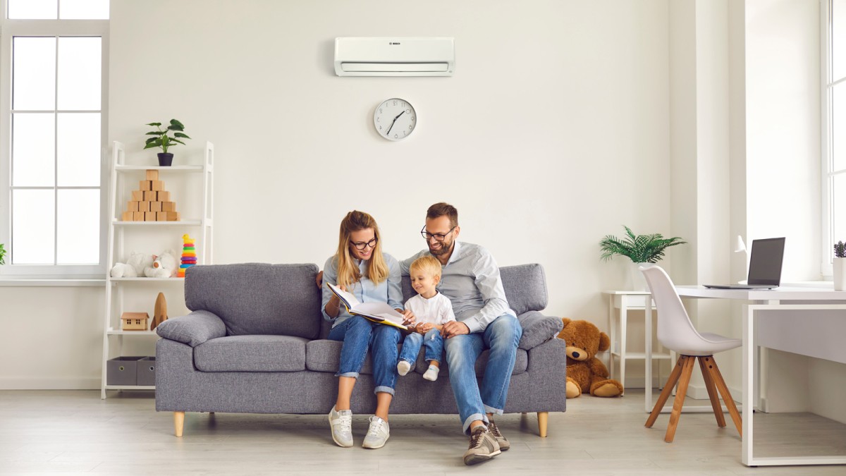Personnes sur un canapé avec une climatisation Bosch