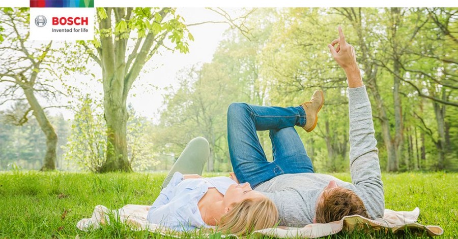 Pár fekszik a fűben