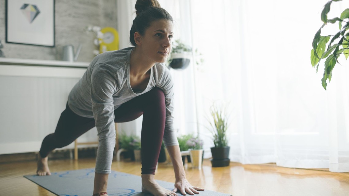 5 esercizi di stretching da fare in casa prima di andare a correre