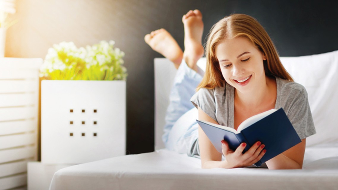 Девушка читает книгу