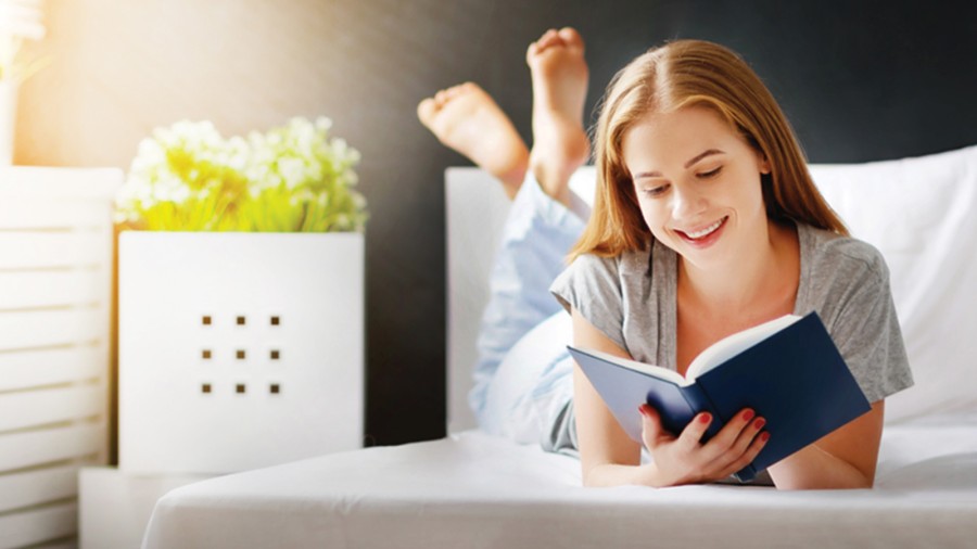 Девушка читает книгу Девушка читает книгу