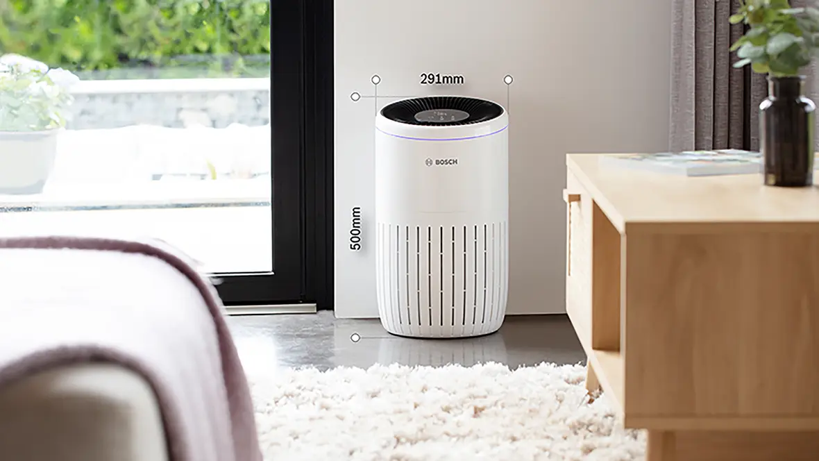 Bosch Air 4000 Luftreiniger im Wohnzimmer mit Maßangaben: 500?mm hoch, 291?mm breit