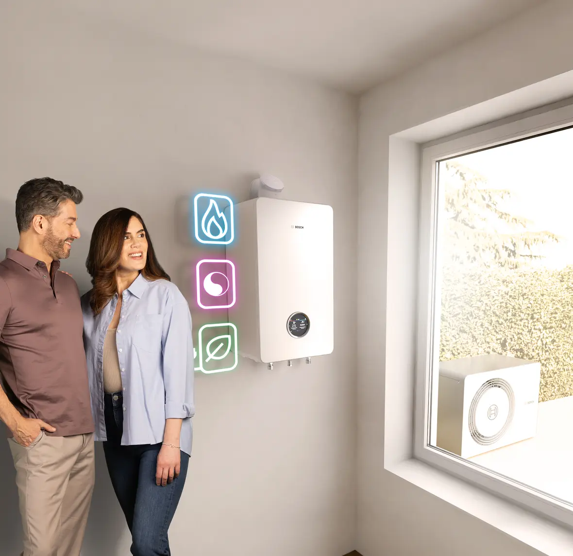 Paar steht vor Bosch All-in-One Heizung Compress Hybrid 5800i G, Icons für Gas, Hybrid und Wärmepumpe leuchten daneben.