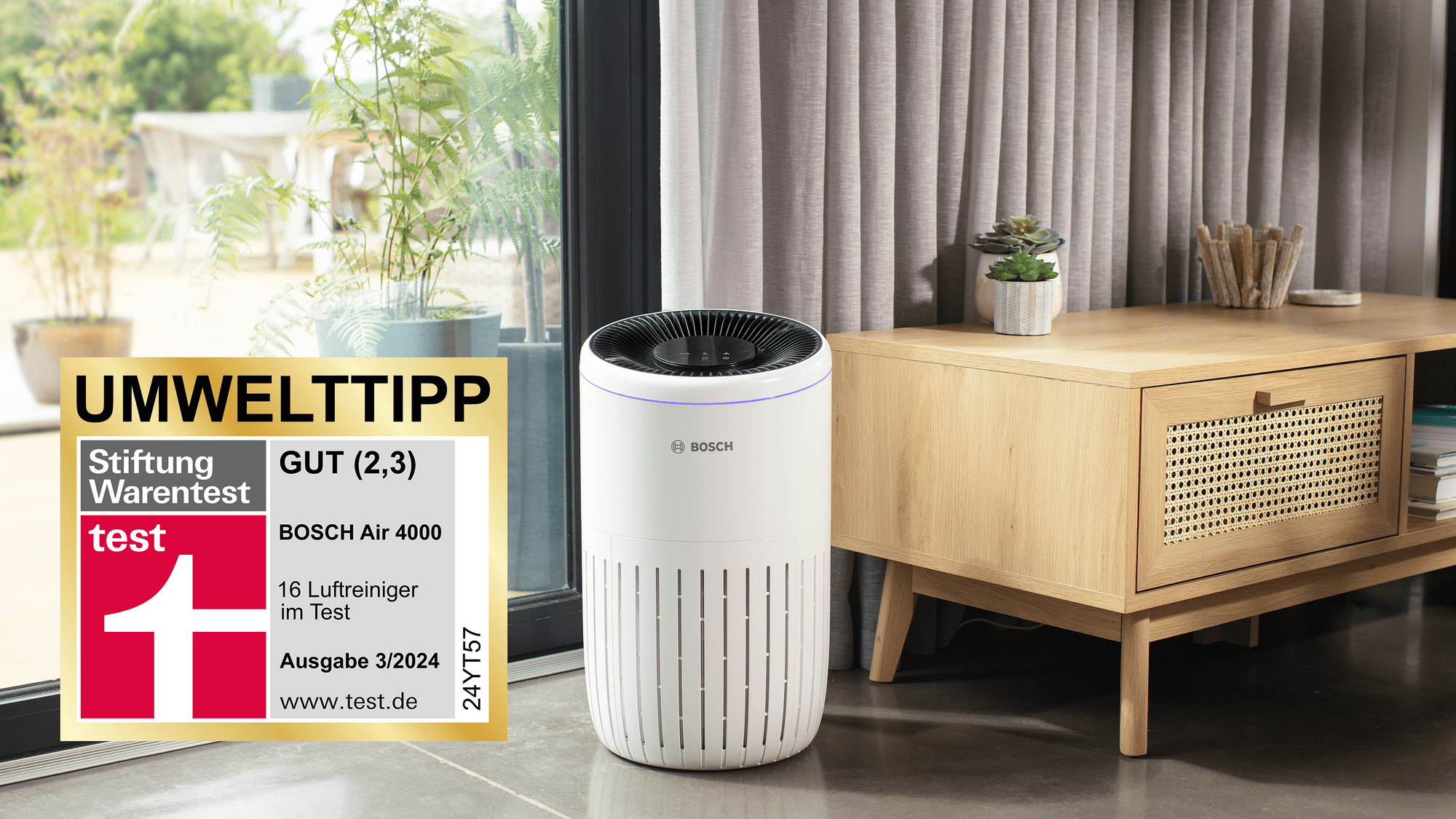 Bosch Air 4000 Luftreiniger, Testsieger bei Stiftung Warentest (Note GUT 2,3), aufgestellt in einem Wohnzimmer.