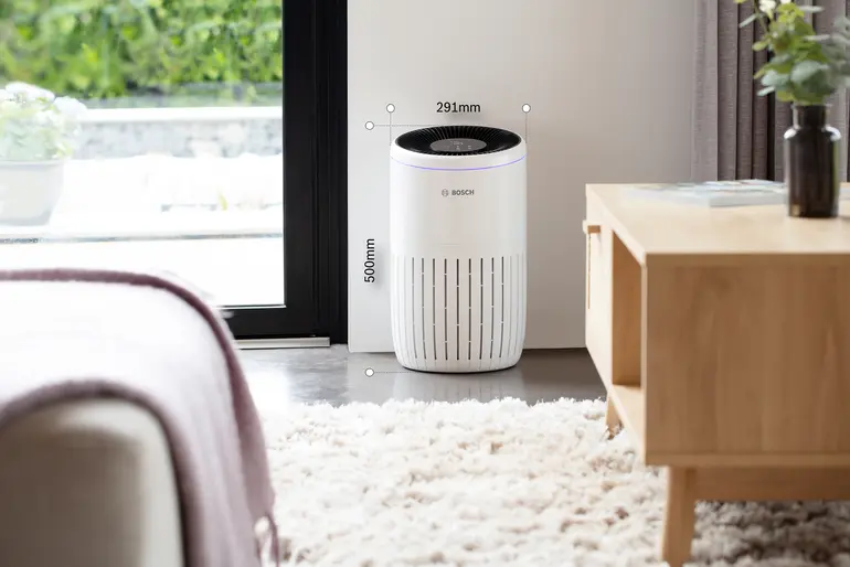 Bosch Air 4000 Luftreiniger zwischen Terrassentür und Kommode im Wohnzimmer, mit Maßen 500?mm hoch und 291?mm breit.