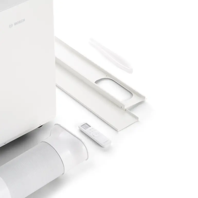 Lieferumgang des mobilen Klimageräts Bosch Cool 5000 mit Abluftschlauch, Fernbedienung und Fensterset auf weißem Hintergrund.
