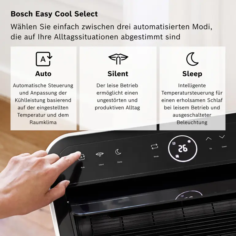 Finger tippt auf Bedienfeld des Mobilen Klimageräts Bosch Cool 5000 mit Auswahl zwischen Auto-, Silent- und Sleep-Modus.