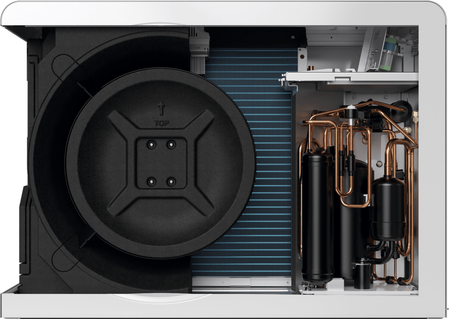 Innenansicht der Bosch Compress 5800iAW Wärmepumpe, die den Ventilator links und weitere Bauteile rechts im Gerät zeigt.