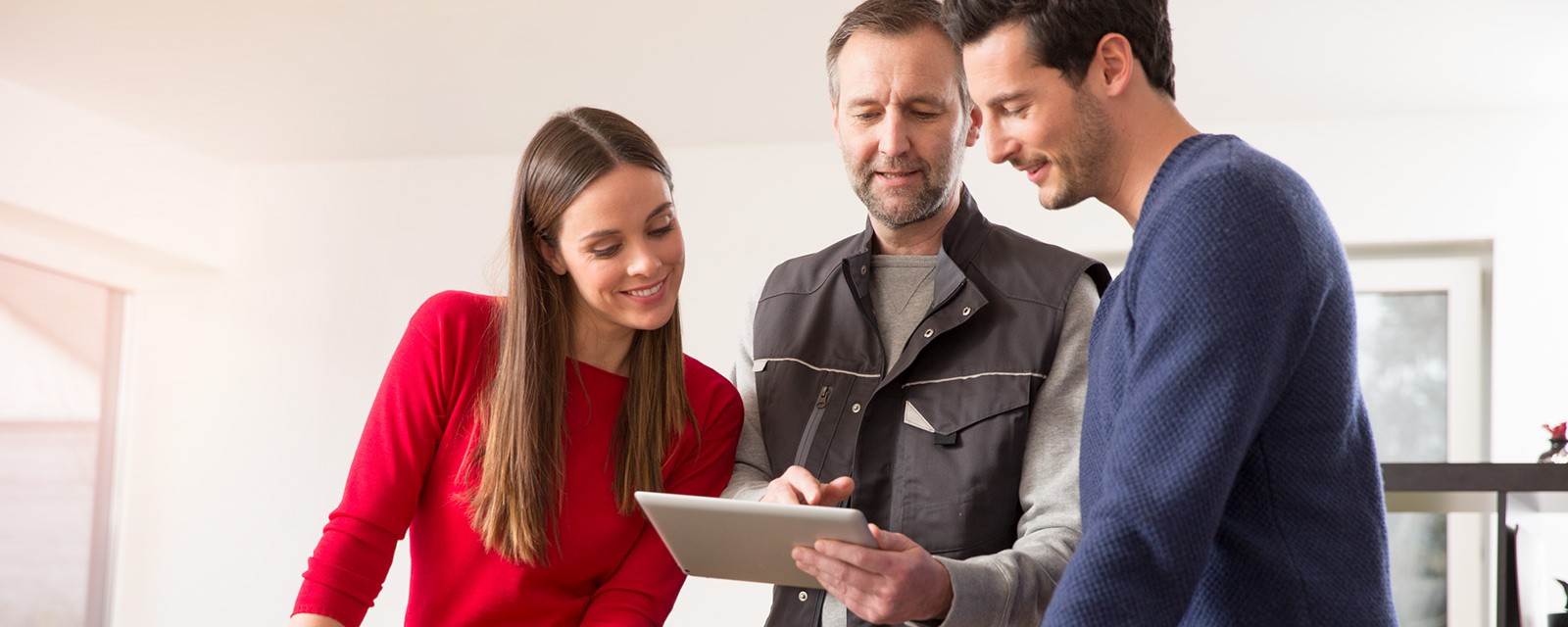The installer educates the couple about the supply temperature of heat pumps.