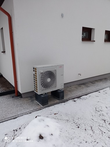 BOSCH TT_Obiekt referencyjny_Compress 7000iAW Dom jednorodzinny z pompą ciepłą Compress 7000i AWE 13 z buforem ciepła i zbiornikiem cwu