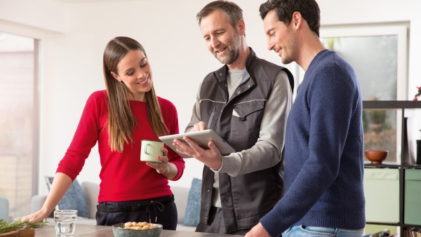 Instalator Bosch oferă sfaturi clienților cu ajutorul unei tablete