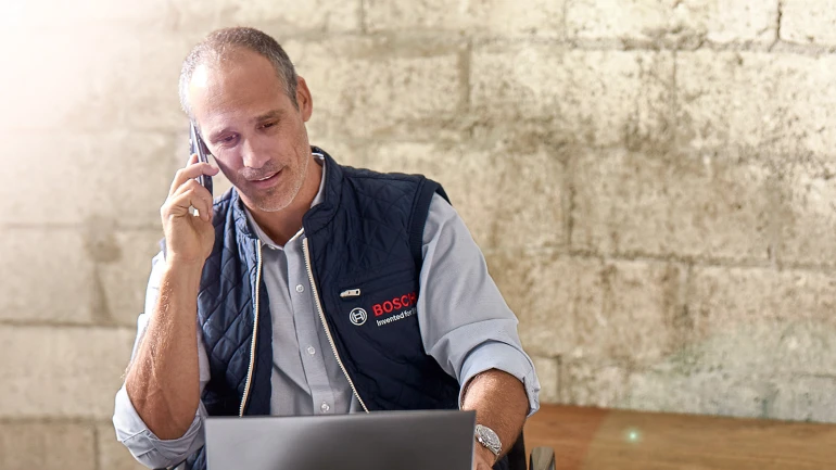 Bosch specialist partner on the phone