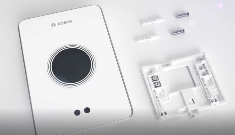 Regulátor EasyControl s príslušenstvom na inštaláciu na stenu
