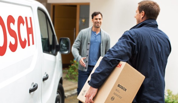 Montážnik prináša zákazníkovi produkt Bosch