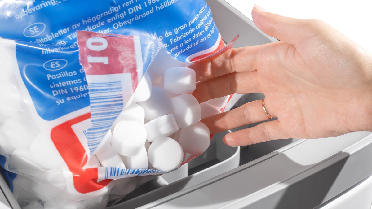 Napĺňanie zmäkčovača vody Bosch soľnými kapsulami