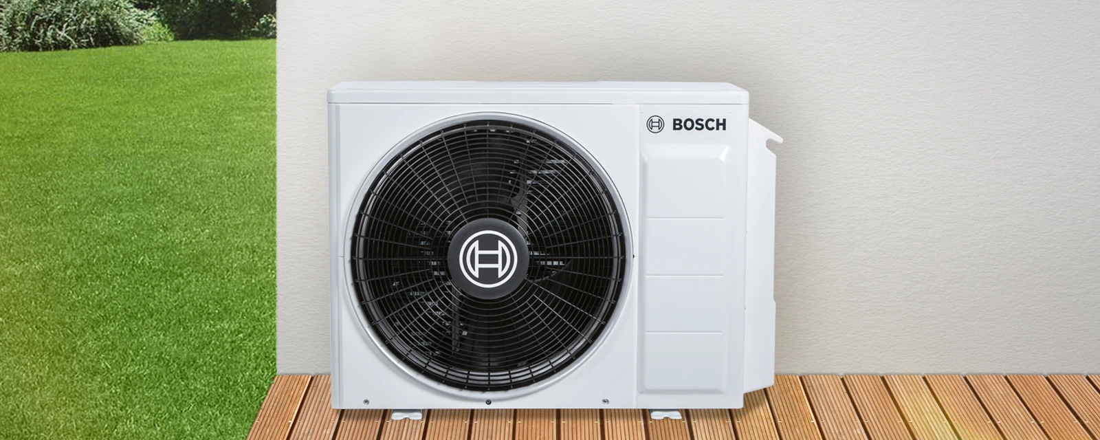 Зовнішній блок кондиціонера Bosch Climate 7000i стоїть на дерев'яній терасі – пристрій з високим значенням COP для ефективного обігріву та охолодження.