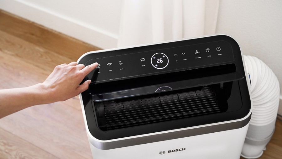 Мобільний кондиціонер Bosch Cool 4000 з витяжним шлангом у житловій зоні Мобільний кондиціонер Bosch Cool 4000 з витяжним шлангом у житловій зоні