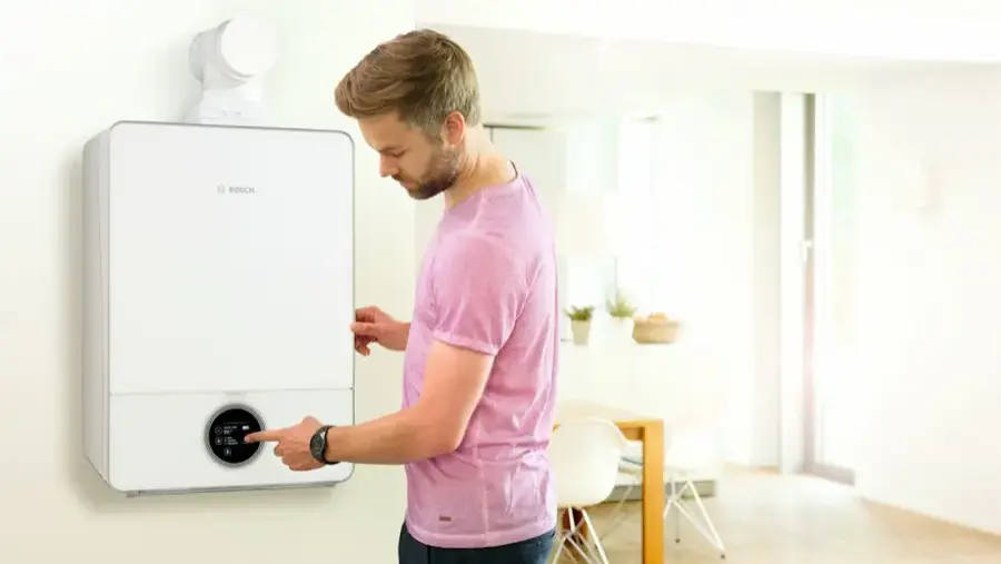 Чоловік біля газового котла