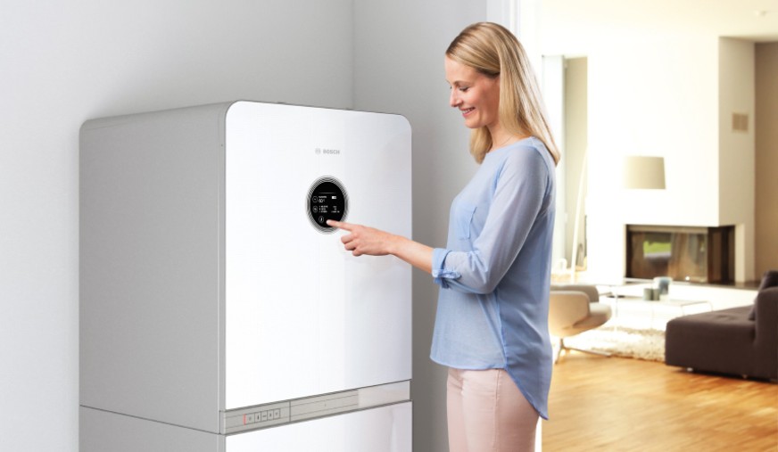 Жінка біля підлогового газового конденсаційного котла